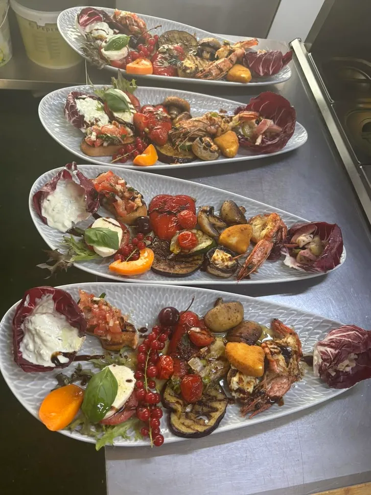 Längliche Antipasti-Platten mit Burrata, Bruschetta, Gambas und Grillgemüse