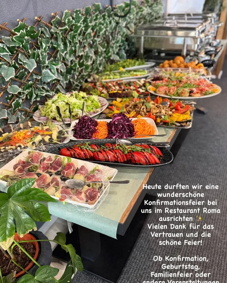 Reich gedecktes Buffet mit Salaten, Antipasti, Caprese und Fingerfood für eine Familienfeier