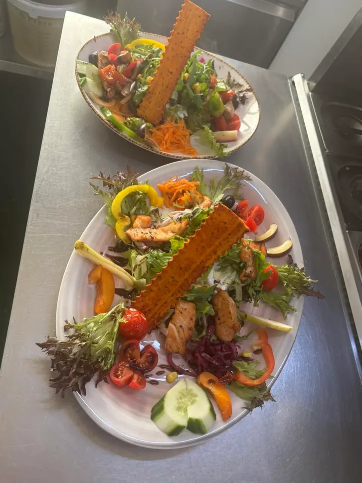 Salatteller mit gebratenem Lachs und Grissini