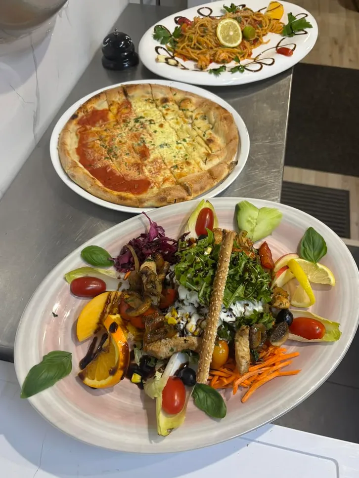 Pizza, Spaghetti und großer Salatteller