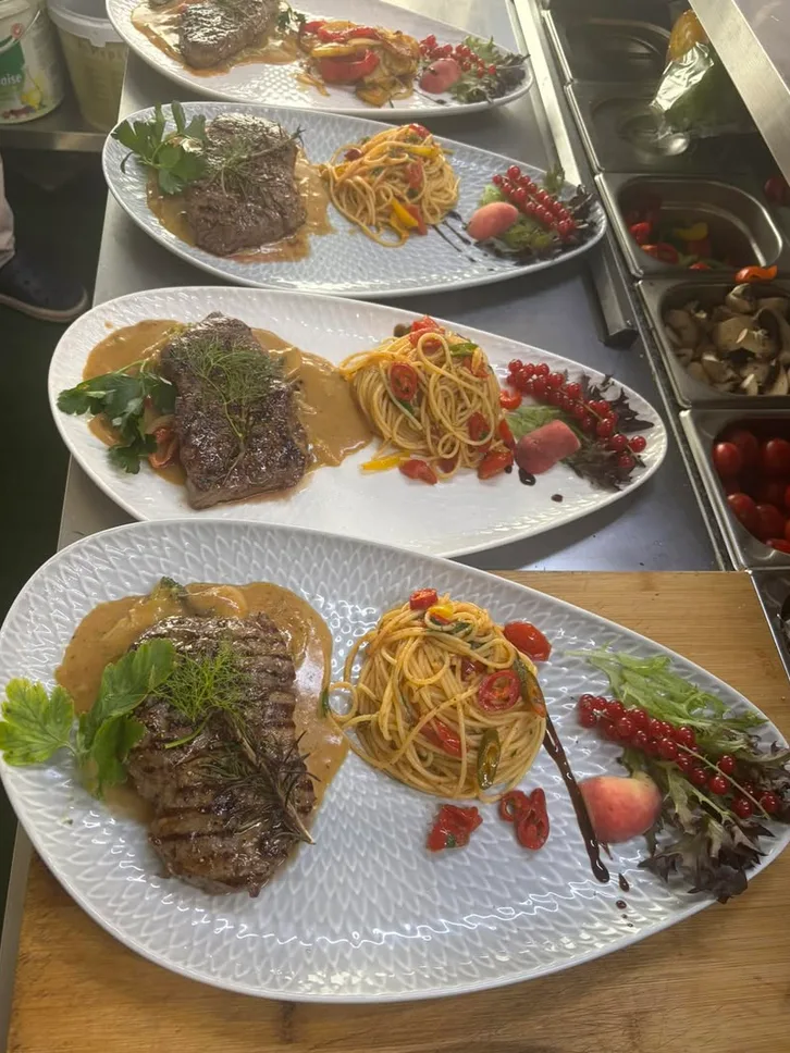 Rumpsteak mit Kräuterjus und Spaghetti mit Tomaten und Peperoncini