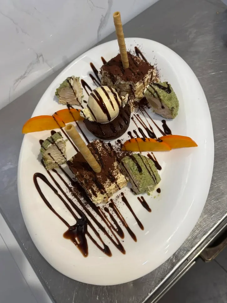 Dessertteller mit Törtchen, Eis und Schokoladensauce